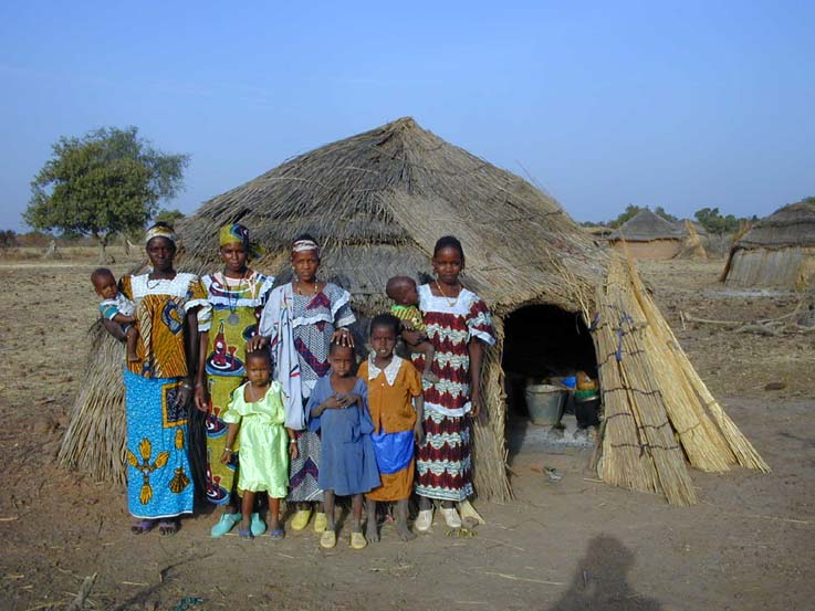 Famille peule (femmes et enfants), village de Loroni, à la frontière du Mali (photo prise en 1976)