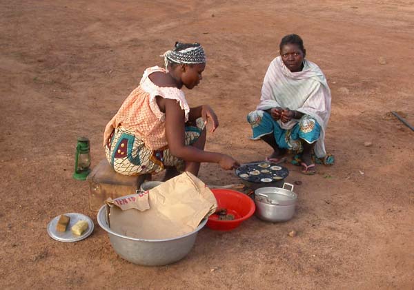 Il est 6 h 30, quelques femmes préparents des galettes de petit mil pour le petit déjeuner