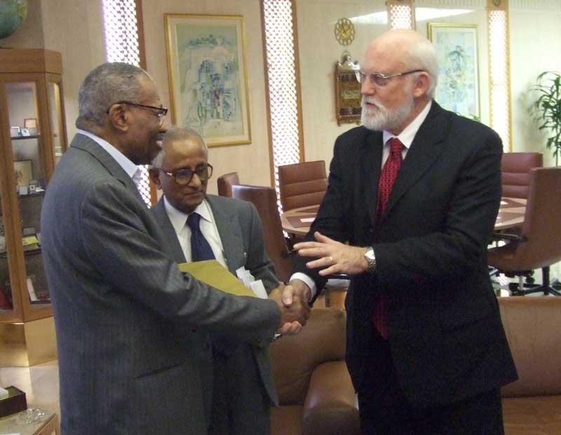 Ahmad Mohamed Ali Al-Madani, président du groupe IDB rencontre le directeur général de l’IRRI, Bob Zeigler. Source: IRRI