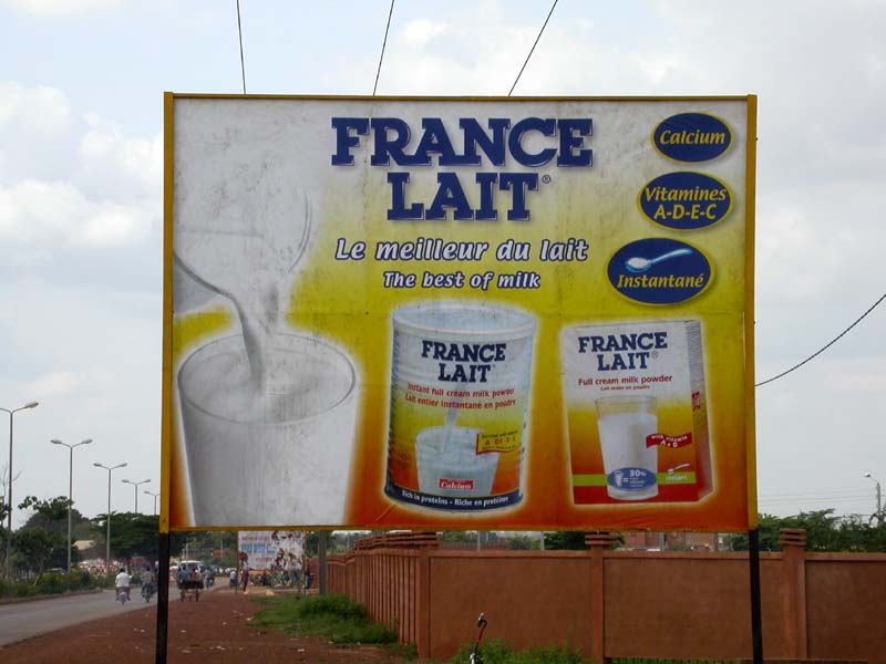 A Ouagadougou, une publicité, parmi beaucoup d'autres, pour le lait importé.