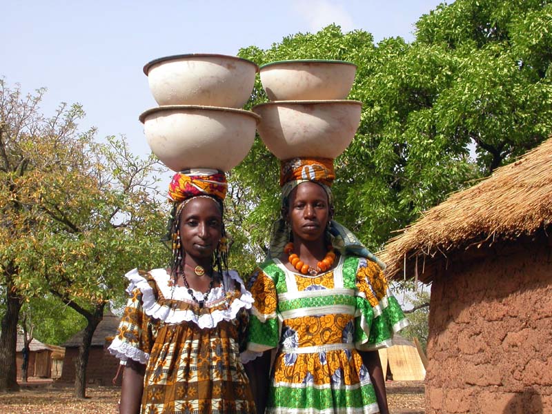 Femmes peules avec leurs calebasses de lait