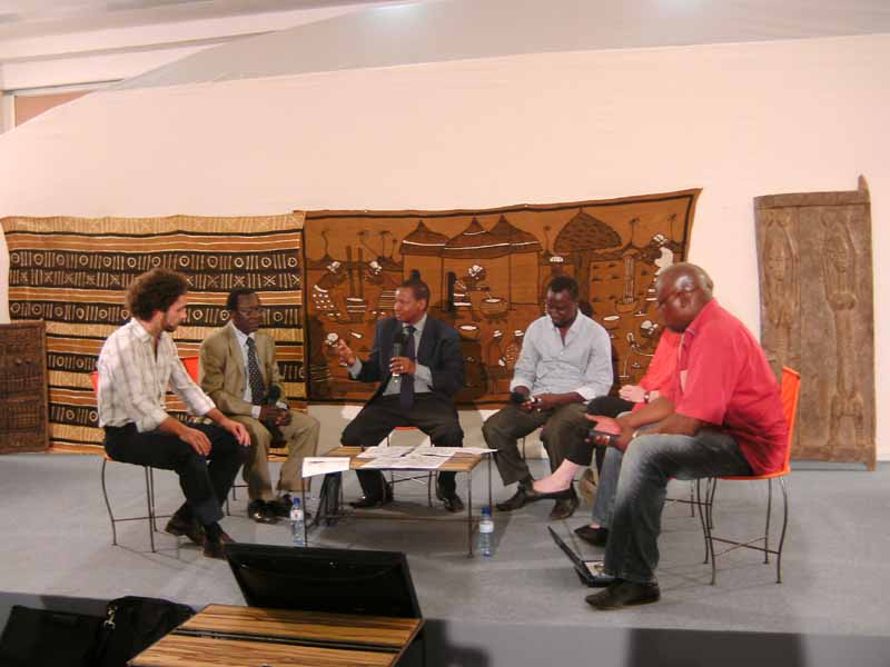 Au centre le journaliste Newton A. Barry de l'EVENEMENT; à droite Sayouba Traoré de RFI