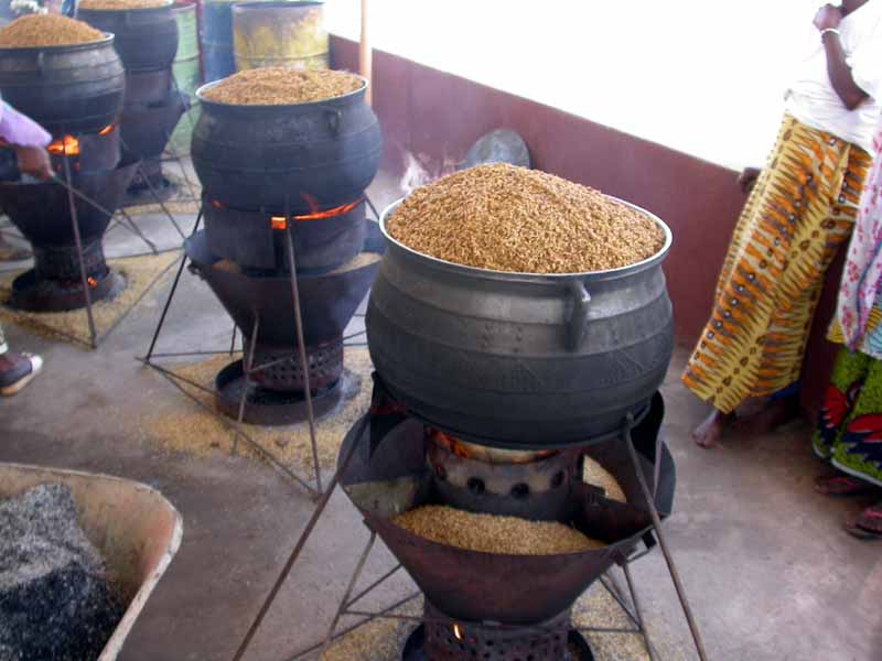 A Bama, la balle du riz sert de combustible pour étuver le riz