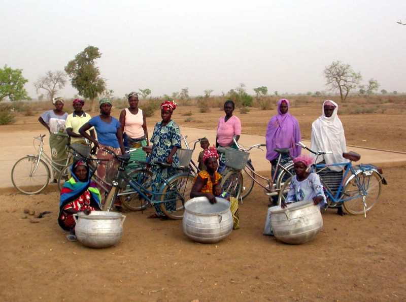Au Sourou, ces femmes étuveuses de riz montrent fièrement leurs nouveaux vélos...