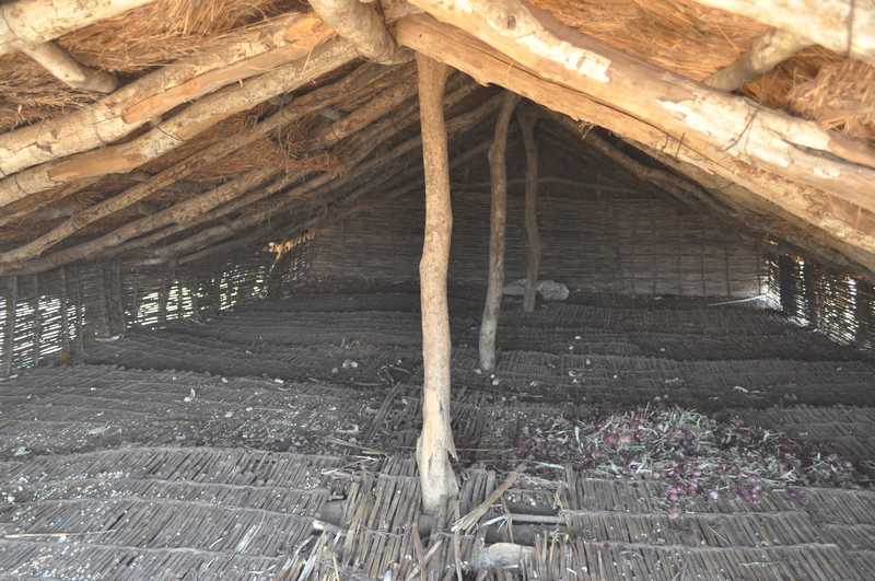 Intérieur du hangar traditionnel pour le séchage du coton