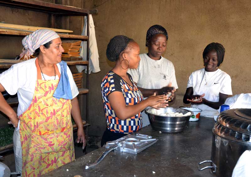 3 femmes burkinabè s'initient à la préparation des tortillas